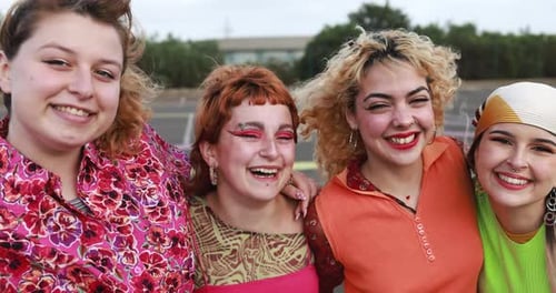 Jovens amigas diversas rindo juntas em Londres durante as férias de verão