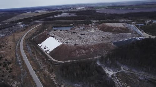 L'exploitation des carrières repose sur des décharges rocheuses et des réservoirs de décantation