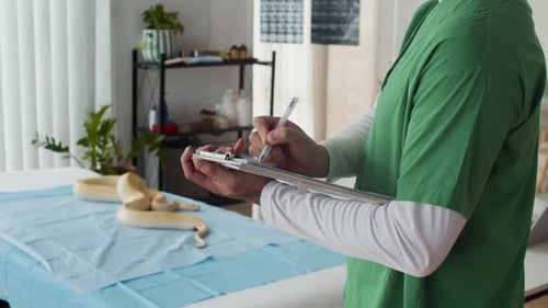 Un herpétologue méconnaissable écrit dans un document lors d'une consultation avec Snake