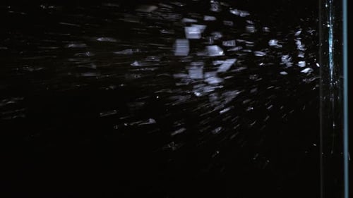 Imágenes en cámara lenta de una bala disparando a través de un cristal, filmadas con la cámara Phantom Flex 4k.