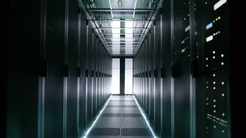 Des rangées de serveurs rack s'allument dans un Big Data Center.