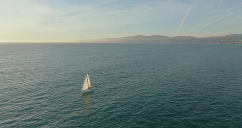Ich fliege um ein Segelboot im Meer herum. Segelboot auf der Ocean Bay Aircraft. Sommer-Seekreuzfahrt auf dem Schiff.