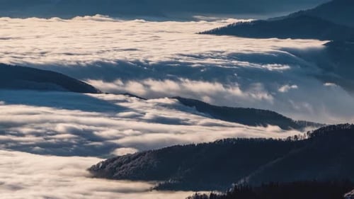 Wasserfälle nebliger Wolken bewegen sich schnell im Forest Mountain