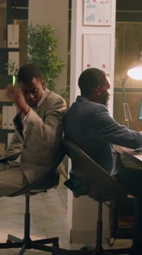 Vidéo verticale Les employés s'amusent au travail