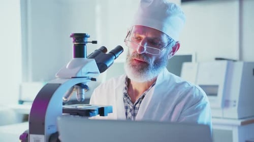 Wissenschaftler analysieren Proben mit dem Mikroskop im Labor