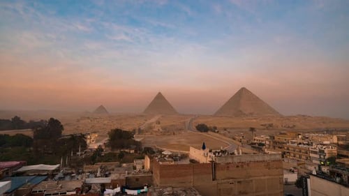 Zeitraffer des Sonnenaufgangs, Blick auf den Pyramidenkomplex von Gizeh in Kairo, Ägypten