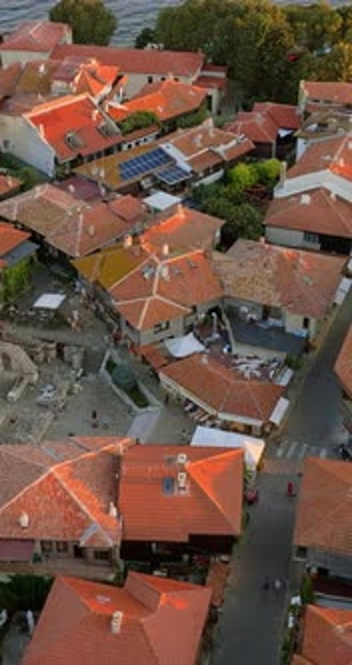 Drohnenaufnahme der Altstadt von Nessebar, Bulgarien bei Sonnenuntergang. Vertikal