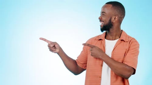 Mann, Gesicht und Werbepräsentation im Studio für Information, Angebot und Auswahl auf blauem Hintergrund