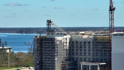 Vista aérea de una grúa de construcción arruinada por el huracán Ian en un alto edificio de apartamentos en el puerto