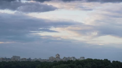 Cúmulos hinchados ondeando sobre el hermoso paisaje urbano de Ucrania al anochecer
