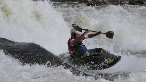 Kayak, voltea de cerca, aguas bravas, deportes extremos, cámara lenta