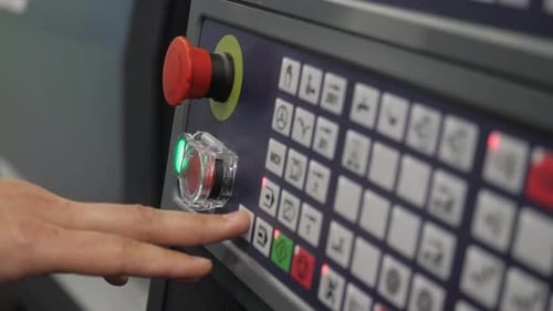 Vista aproximada da mão do trabalhador tocando um pequeno painel de controle com muitos botões. Mídia. Computador