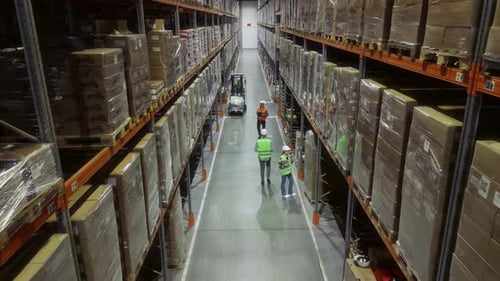 Travailleurs en équipement de sécurité, travail, transport, boîtes en carton