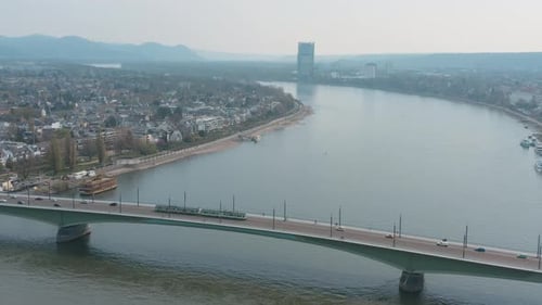Drone//Foto aérea do panorama de Bonn e Bonn - Ponte Beuel Kennedybücke Kennedy com um trem