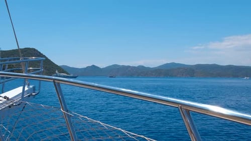 Allein fahrendes Schiff schwimmt vor der natürlichen Küste