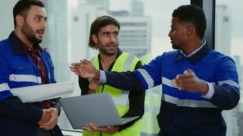 Engenheiros de construção profissionais usando o Blueprint Brainstorming