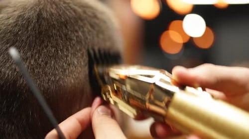 Trendiger Barbier schneidet bärtige Männerhaare mit einer Haarschneidemaschine im Barbershop Herrenfrisur und Haare