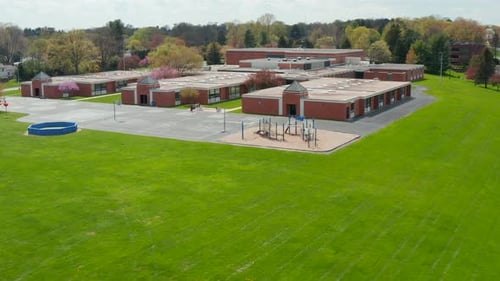 Aménagement d'une aire de jeux aérienne du bâtiment scolaire pour la récréation. Système éducatif aux États-Unis. Brique américaine