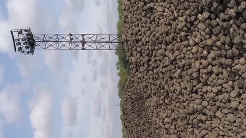 Die Zuckerrübenernte ist in großen Haufen gestapelt — Straßenlaterne auf dem Turm