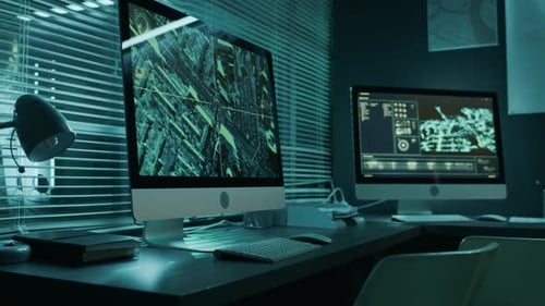 Programme de surveillance par satellite zoomant sur la rue de la ville au bureau militaire