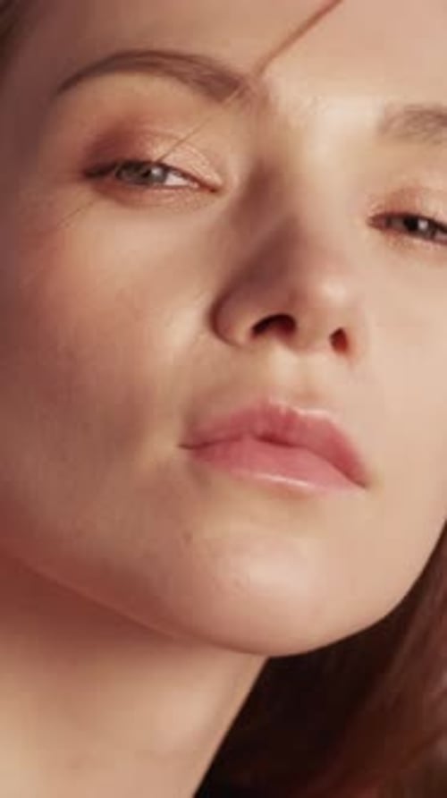 Modélisation professionnelle verticale de la peau de la femme