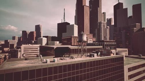 Horizonte urbano de una ciudad bulliciosa con edificios modernos y una torre de agua