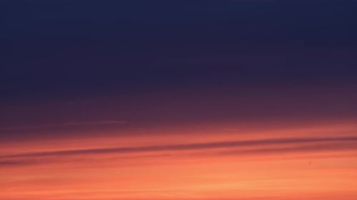 Himmel mit Wolken bei Sonnenuntergang. Wolken und blauer Himmel. Ein Video mit hoher Auflösung.