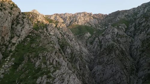Vista aérea del cañón de la cordillera de Chimgan en la región de Tashkent bajo el cálido resplandor del amanecer
