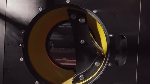 Drehbarer Riemenscheibenmechanismus in Gelb und Schwarz. Langsame Rotation und Kamerabewegung