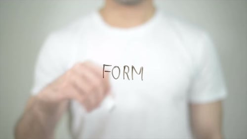Form, Mann schreibt auf transparentem Bildschirm