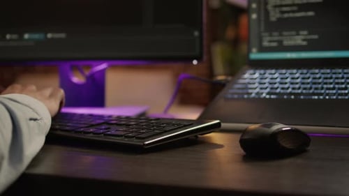 Freelancer programmiert Binärcode auf Software-Server