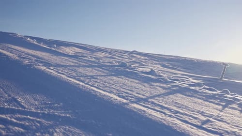 Un soleil éclatant illumine un paysage enneigé