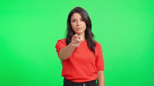 Frau beschuldigt und gestikuliert auf Greenscreen-Hintergrund