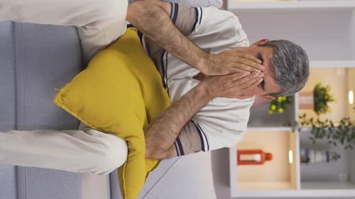 Vidéo verticale d'un homme malheureux déprimé.