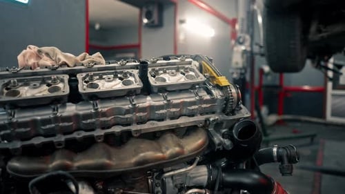 Nahaufnahme des Motorteils eines Autos an einer Tankstelle, Reparatur des Motors, Austausch von Ersatzteilen