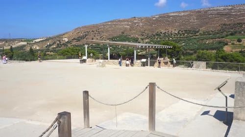 Touristes visitant les ruines du palais de Knossos en Grèce