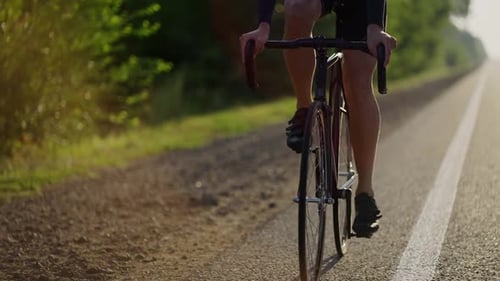 Cyclisme de vitesse sur route ouverte : entraînement intensif pendant l'heure dorée