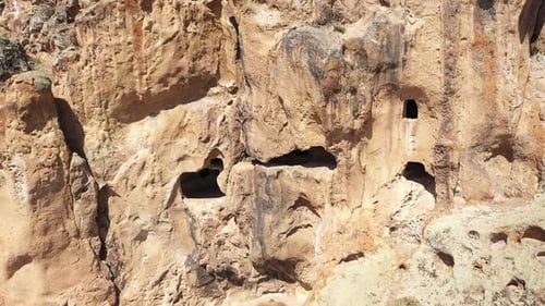 Vue aérienne de l'ancienne maison troglodyte en été 2