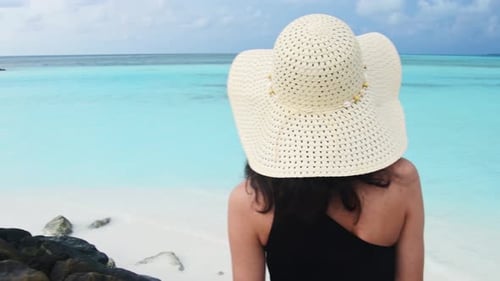 Touristenfrau steht auf tropischer Insel