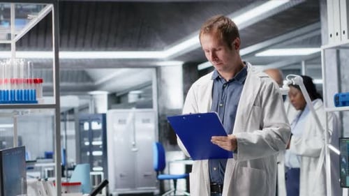 Portrait d'un expert scientifique souriant prenant des notes sur des fichiers du presse-papiers dans Biolab