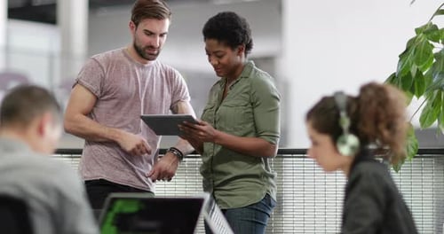 Desarrolladores que trabajan en una oficina