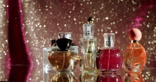 Bouteilles de parfum élégantes sur fond scintillant avec lumière douce