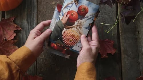 Concepto de impresión fotográfica de fotos impresas en otoño con manos femeninas