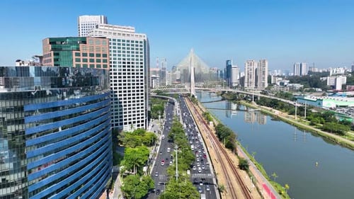 Ponte suspensa no centro da cidade de São Paulo, Brasil.
