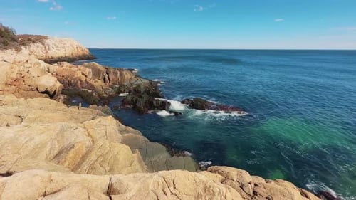 Meereslandschaft mit felsiger Küste und Atlantik, blaues Ozeanpanorama während des Tages