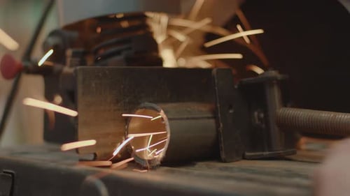 Metallrohr mit elektrischer Säge sägen
