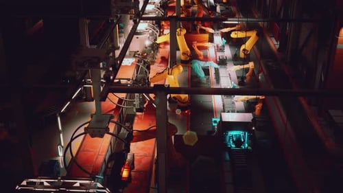 Système de convoyage automatisé avec bras robotiques fonctionnant dans une usine la nuit