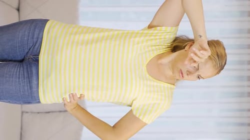 Vidéo verticale de La température élevée de l'air étouffe la femme.