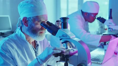 Recherche en laboratoire sur les innovations chimiques avec des équipements et des techniques d'analyse avancés