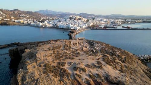 Vue aérienne de Portara et de la ville de Naxos, en Grèce.